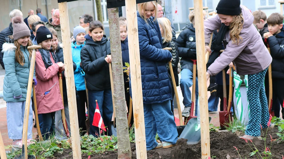 Børn fra Vestskolen hjalp med at plante et træ på Torvet