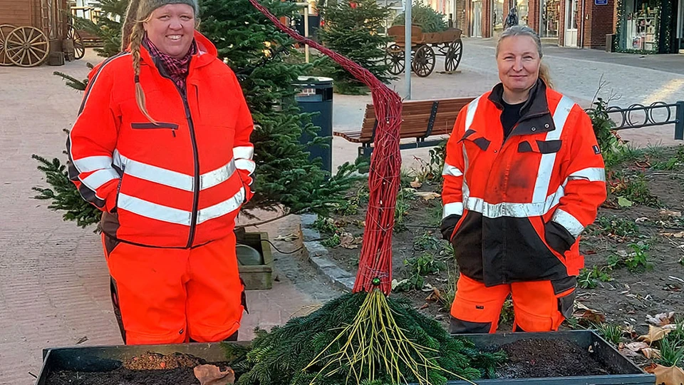 Gitte og Trine fra Odder Kommunes Vej & Park foran en af deres juledekorationer i Odder by