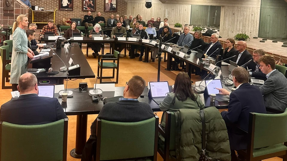 Den nye Kommunalbestyrelse samlet til konstitueringsmøde i Rådhussalen