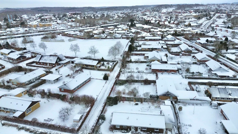 Dronefoto af sne i Odder by