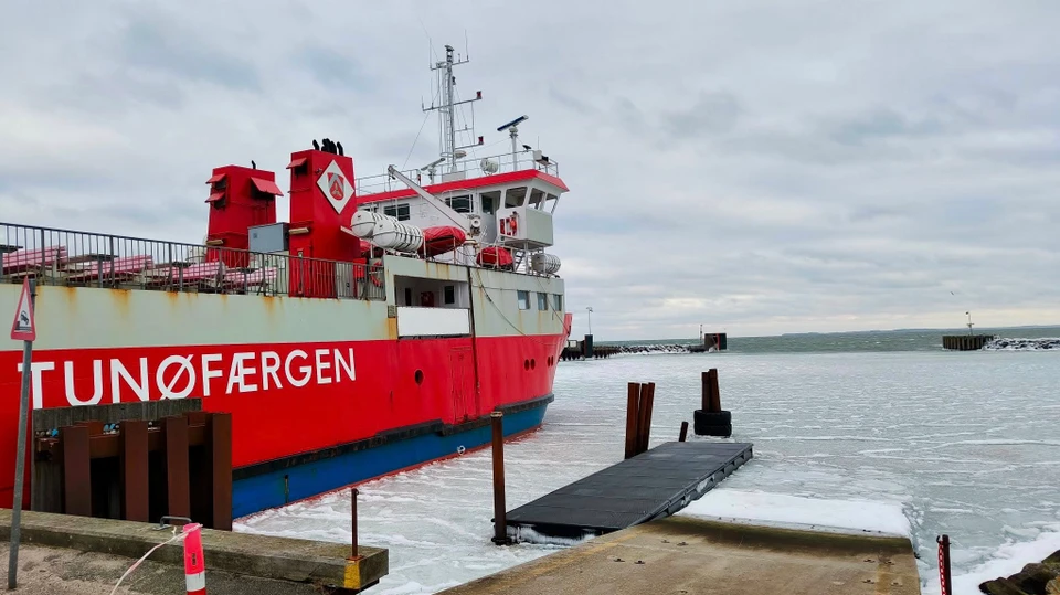 Tunøfærgen med is omkring sig i Hou Havn