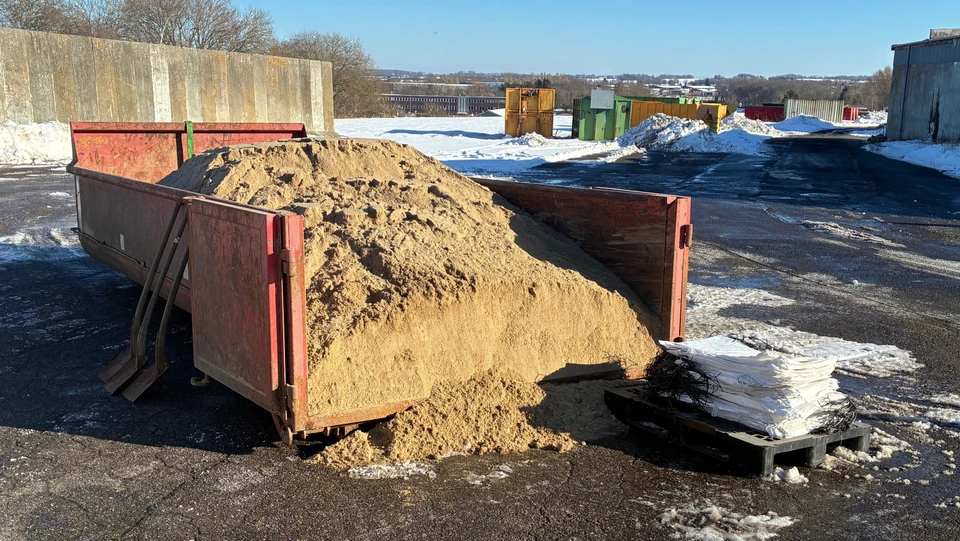 Container med sand og sandsække.