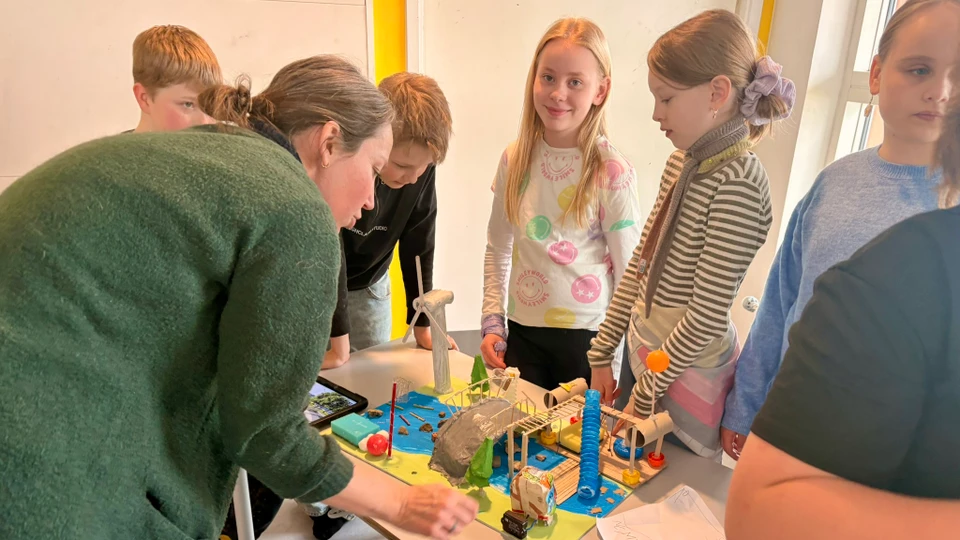 Mariann Winther kigger på børnenes udstilling