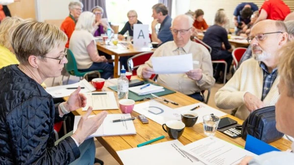 Borgere diskuterer på det første borgermøde, der blev holdt i Viby Sjælland den 28. april.