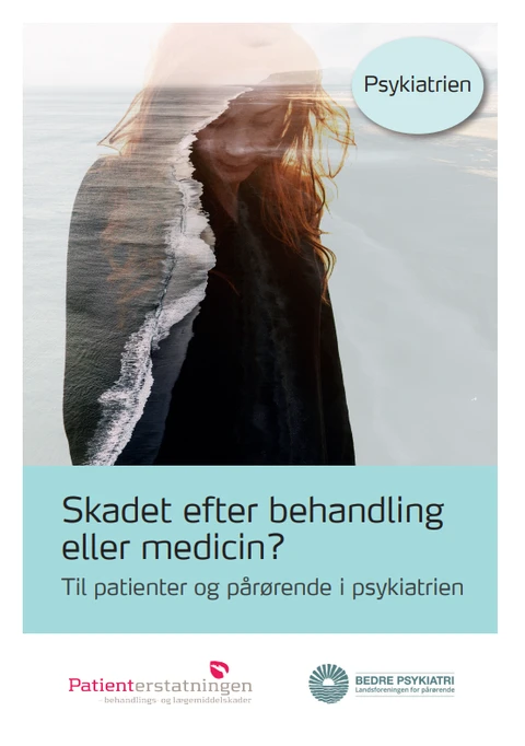 En kvinde går på en strand og kigger ned frem for sig. 