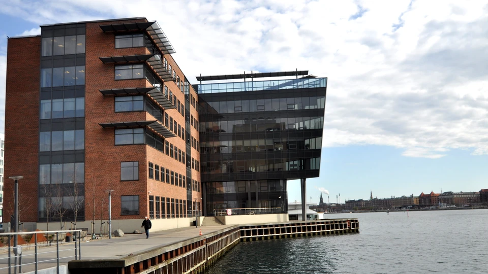 Kalvebod Brygge 45, set fra vandsiden