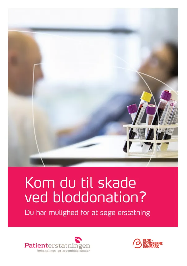 Forside på pjecen "Kom du til skade ved bloddonation?". Over titlen er et sløret billede af en bloddonor i gang med at blive tappet og en mand i hvid kittel med ryggen til. I forgrunden er fire glas med blodprøver.