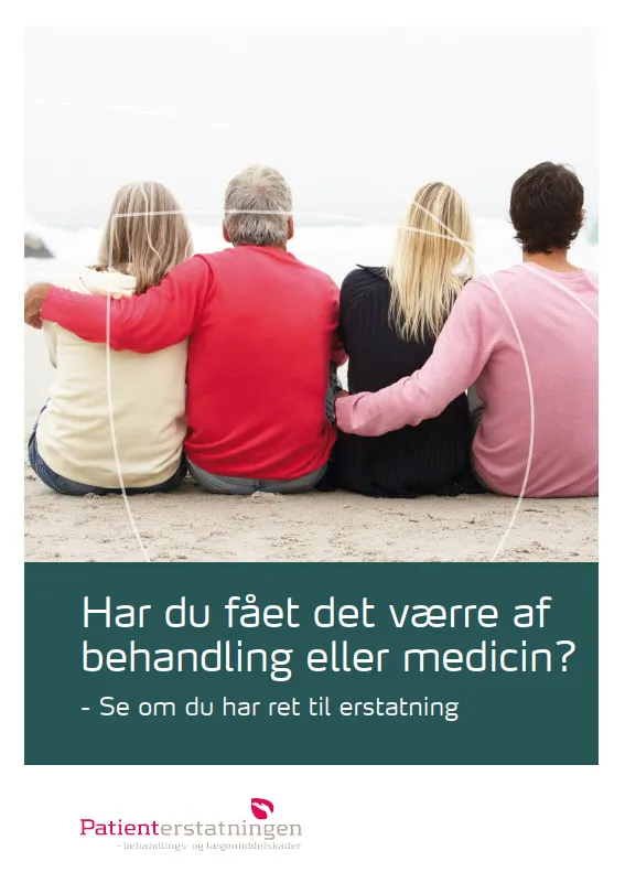 Forside på pjecen: Skadet efter behandling eller medicin. Over titlen er et billede af fire personer. De sidder på stranden med ryggen til og kigger ud mod vandet.