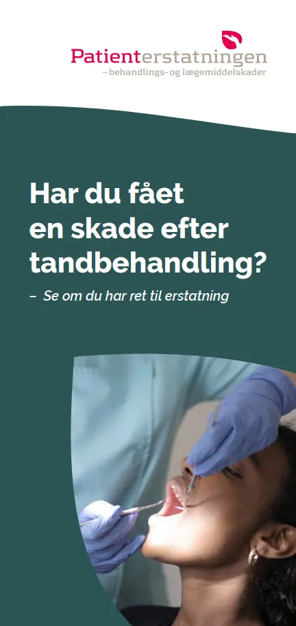 Forside på pjecen: Har du fået en skade efter tandbehandling. Under titlen er et billede af en kvinde, der er i gang med en tandbehandling.