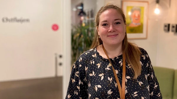 Socialpædagog står på gangen