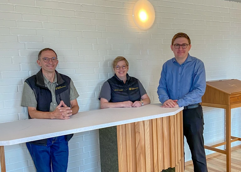 På billedet ses fra venstre Steen Larsen, snedkermester Melina Larsen og borgmester Emil Blücher