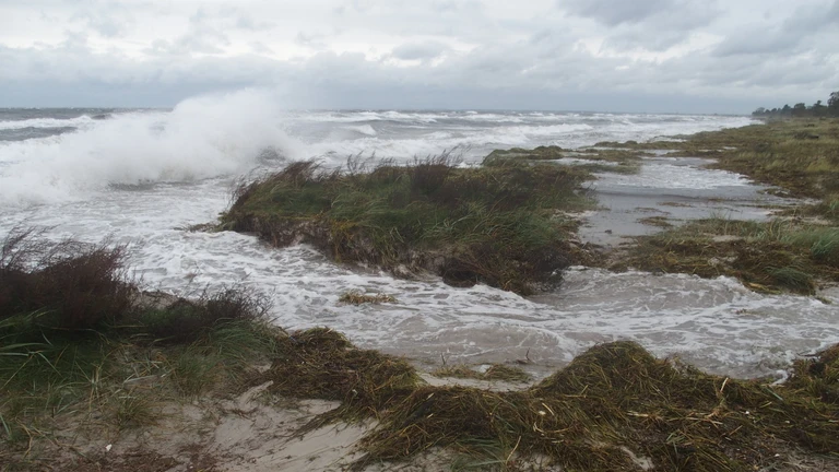 Billedet viser høj vandstand på stranden under stormfloden i 2023. 