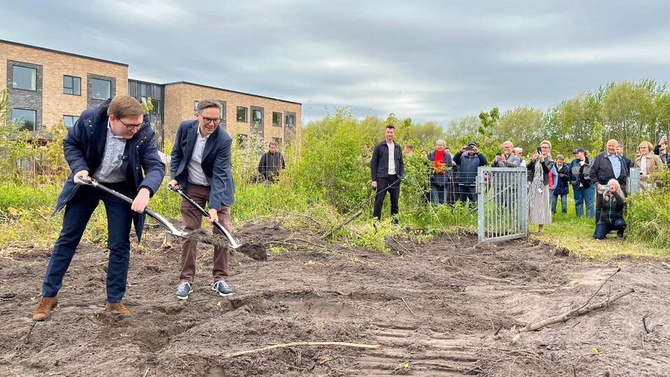 Borgmester Emil Blücher og udvalgsformand Christian Nygaard tager første spadestik til udbygningen af Plejecenter Christians Have. 