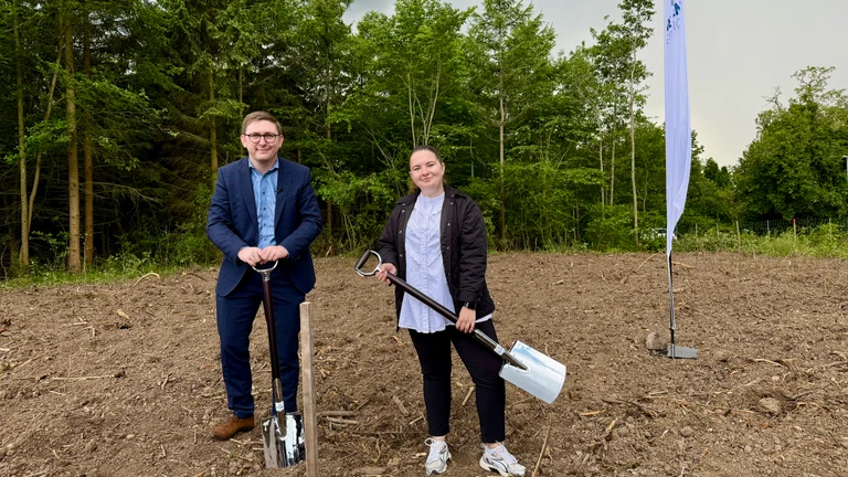 Borgmester Emil Blücher og udvalgsformand Regine Hovemøller er klar til første spadestik til den nye gårdbørnehave