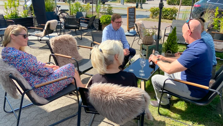 På billedet ses borgmester Emil Blücher på virksomhedsbesøg hos Champagne Dråben. 