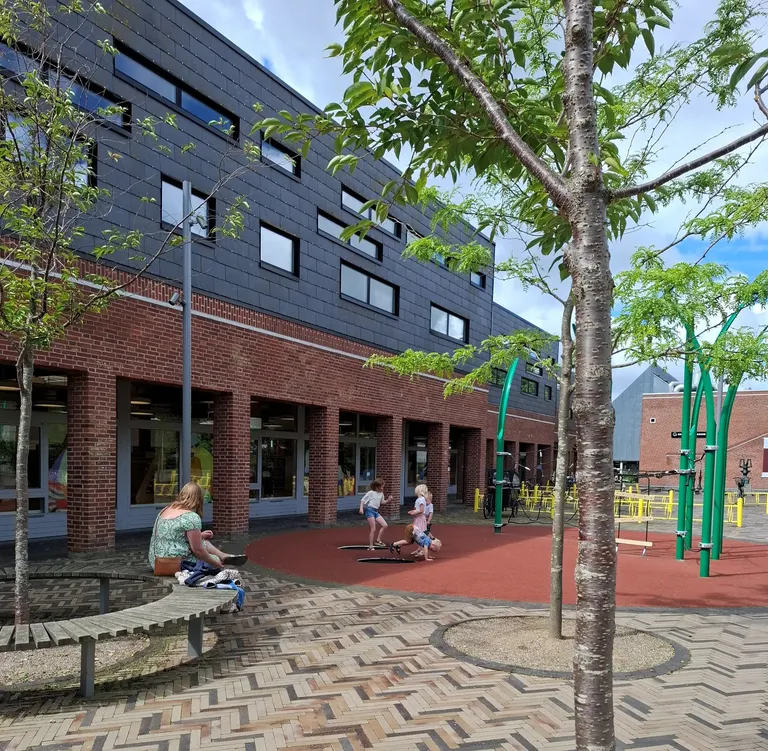 Hverdagsliv og leg foran biblioteket