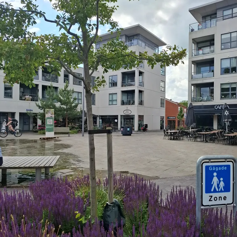 Strandtorvet omkranset af boliger og butikker