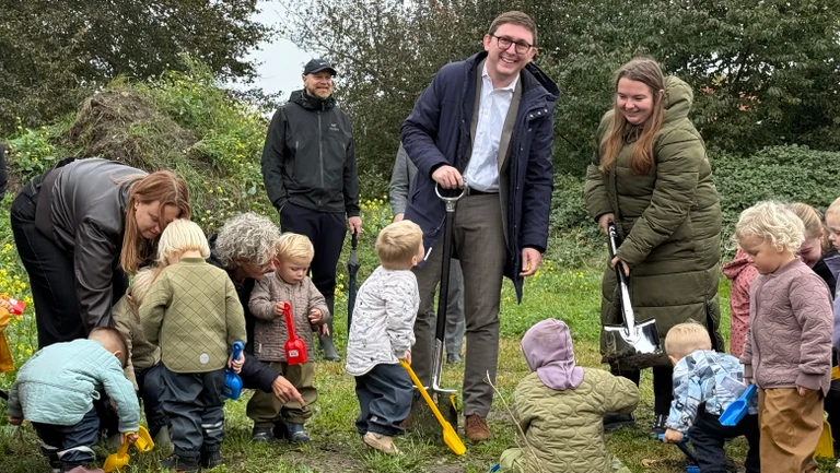 Billedet viser situationen omkring første spadestik 