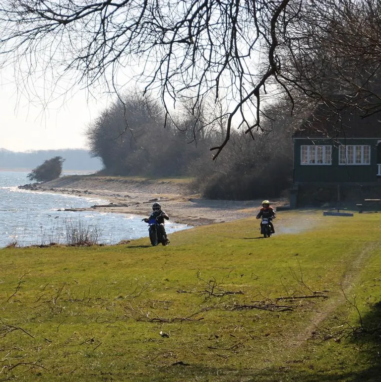 Struer skolehjem ligger ud til vandet med grønne omgivelser, hvor man bl.a. kan kører på BMX