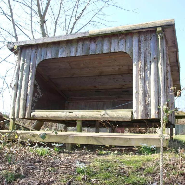 Struer Skolehjem bruger de omkringliggende omgivelser og har blandt andet shelters