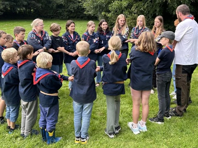 Struer Spejdere står i rundkreds