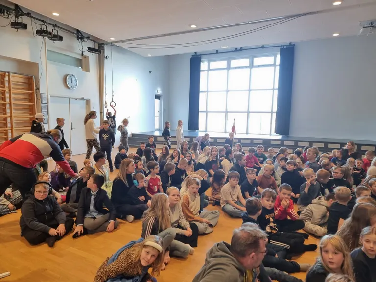 Thyholm skoles elever samlet til at synge hyldestsang