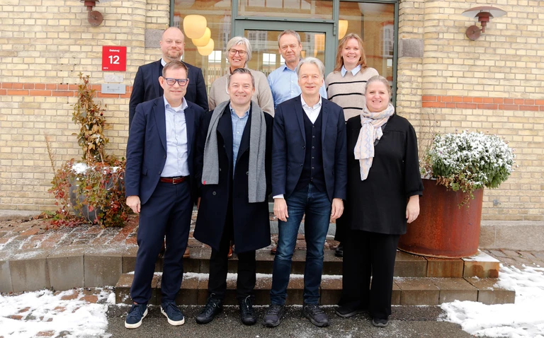 Det forberedende Digital Sundhed Danmark er etableret fra 1. januar. Den samlede ledelse består af: Bagest fra venstre Jesper Juel-Helwig,  Bettina Lundgren,  Lars Hulbæk og Helen Rasmussen. Forrest fra venstre Thomas Fredenslund, Klaus Larsen, Morten Elbæk Petersen og Mette Jørgensen.