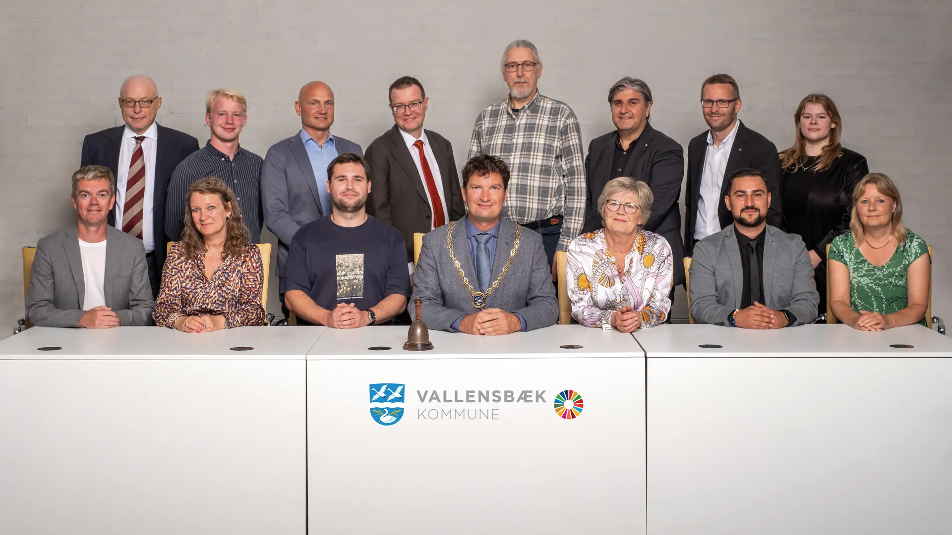 Kommunalbestyrelsens 15 medlemmer optræder på fælles gruppefoto