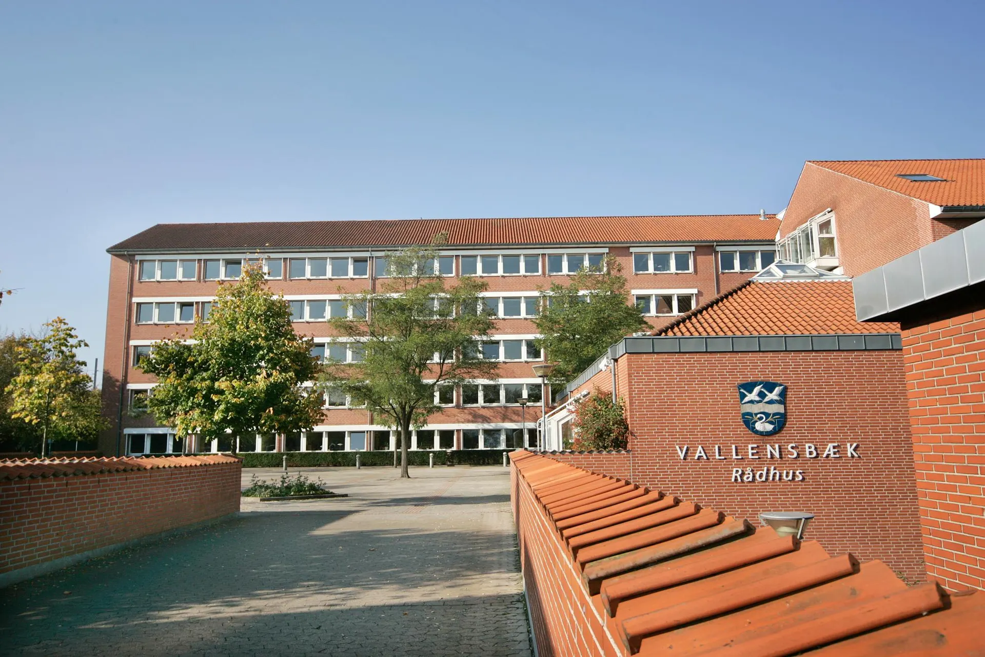 Vallensbæks Rådhus er en fire etagers bygning i røde mursten