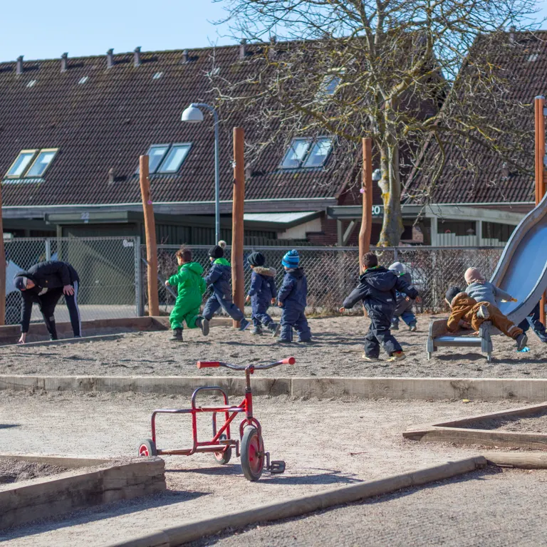 Børn der leger med voksen på Mejsebos legeplads