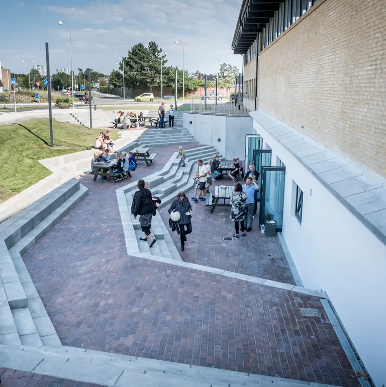 Stemningsbillede fra et udendørsareal på Egholmskolen
