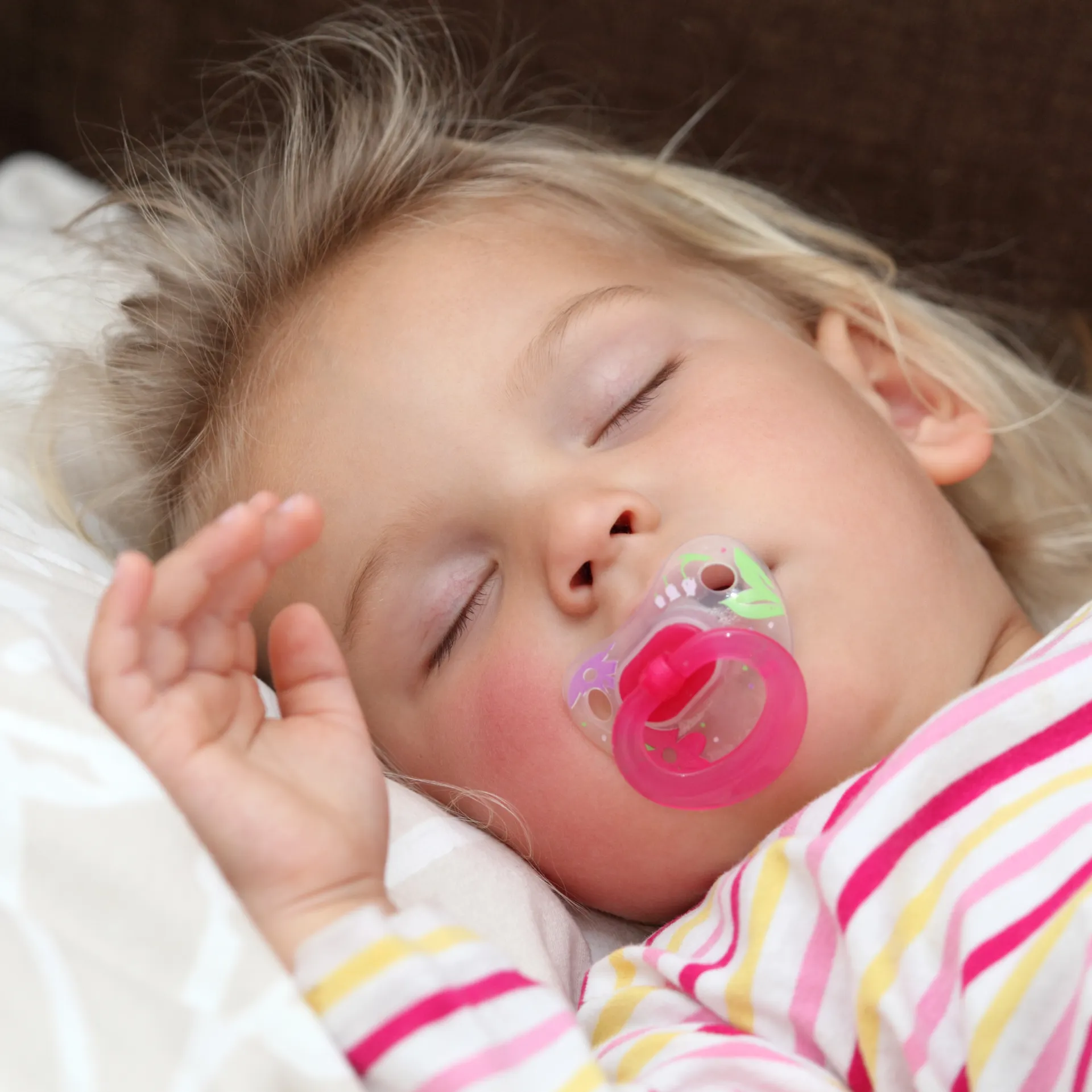 Barn med sut, der tager en lur