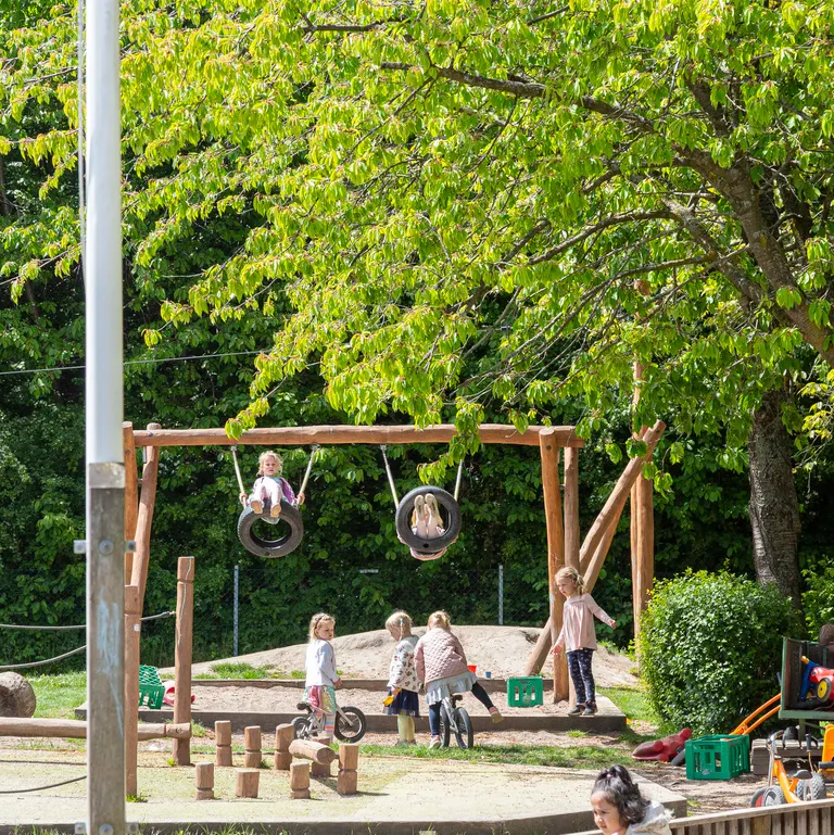 Børn der gynger