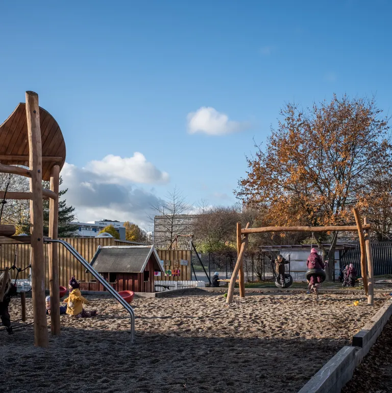 Børn leger på Stiens legeplads