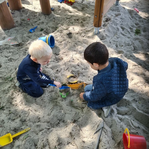 To børn leger i sandkassen