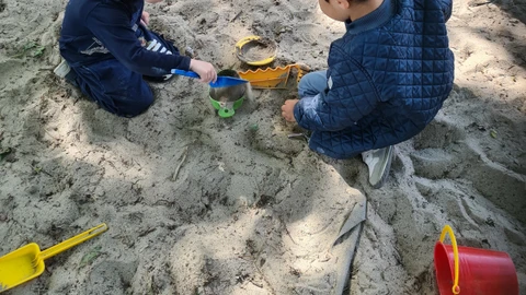 børn leger i sandkassen