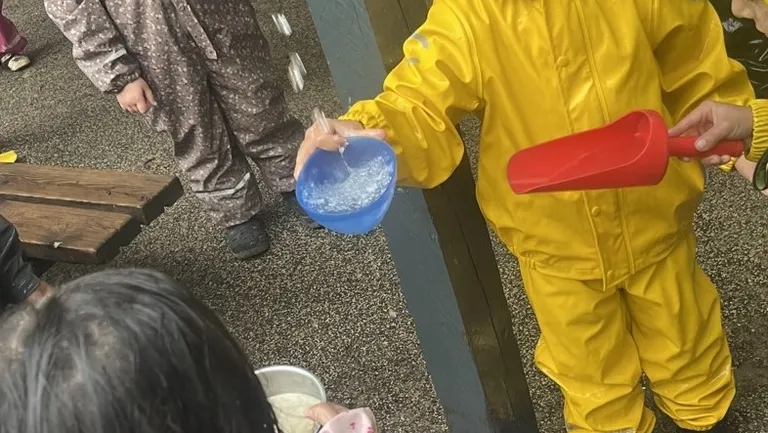 Børn leger på legepladsen