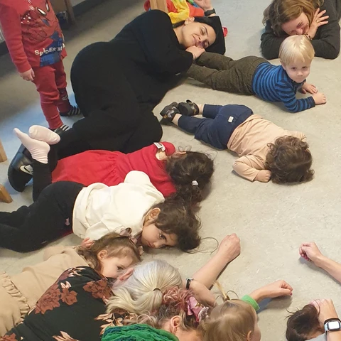 Børn og voksne i Sangglad-forløb