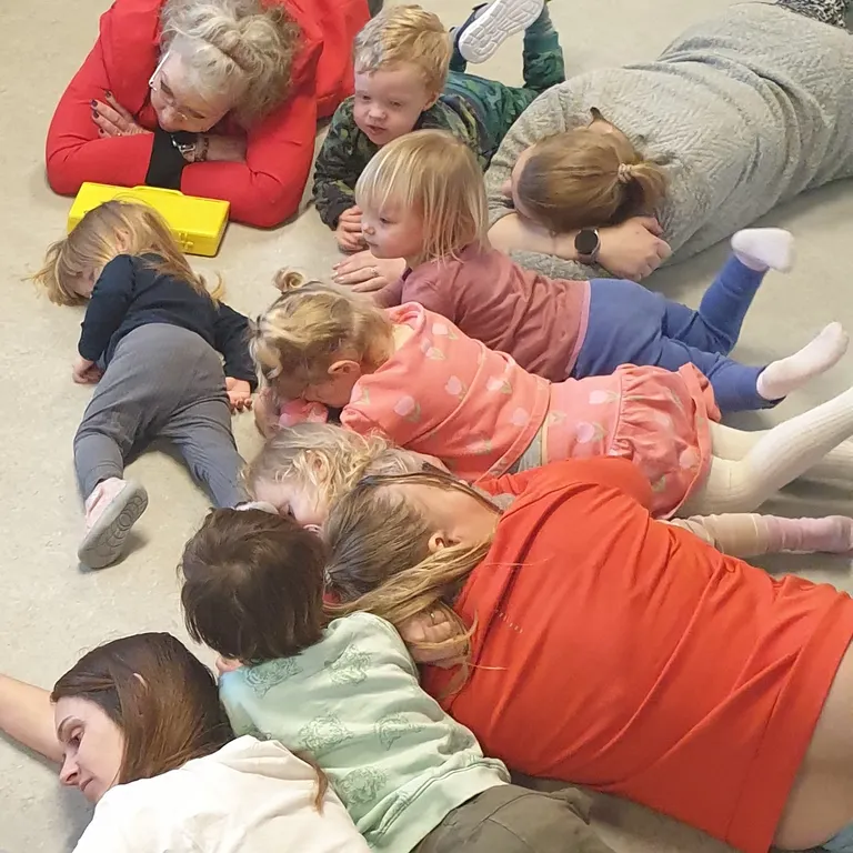 Børn og voksne i Sangglad-forløb