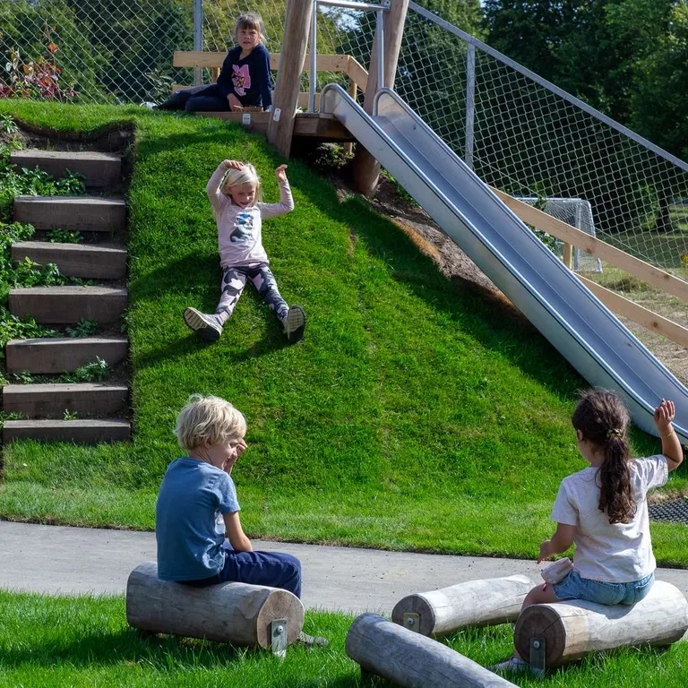 Børn leger på legepladsen