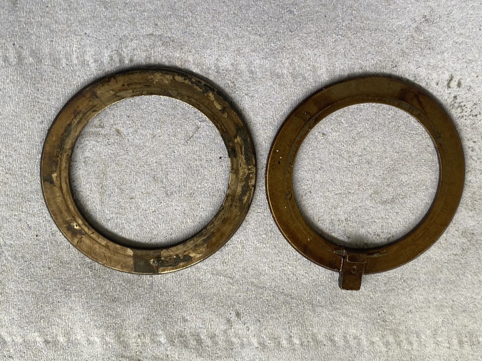 Bearing no. 8 thrust plate. The LH side thrust plate found in the engine without an anti-rotation tab. The RH side thrust plate was a new thrust plate with the anti-rotation tab.